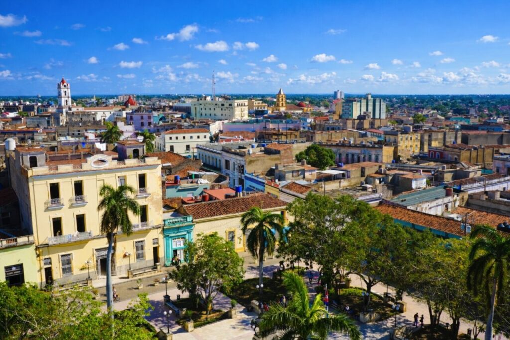 Vista panorámica de la ciudad de Camagüey en Cuba con edificios históricos.