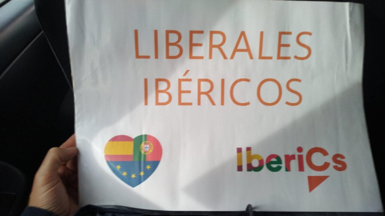 Cartel de campaña con el mensaje Liberales Ibéricos y símbolos de España y Portugal