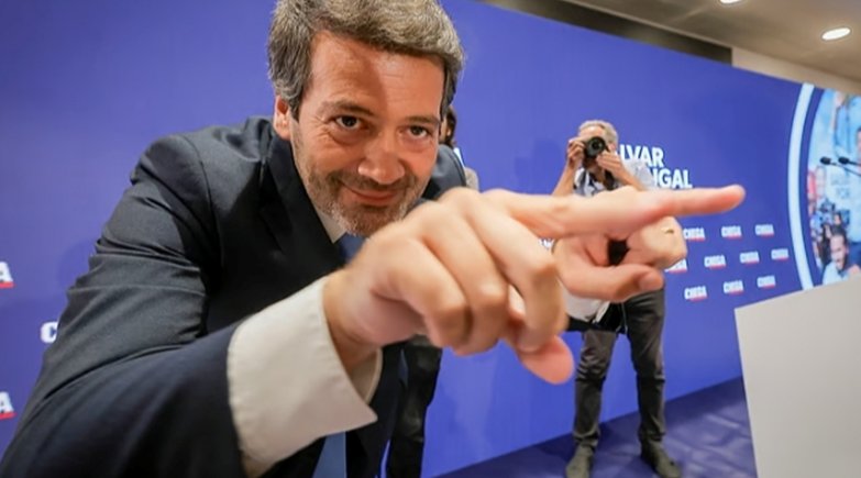 André Ventura durante un evento político en Portugal