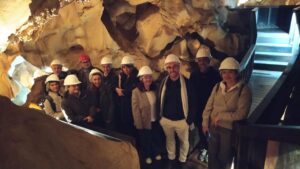 Grupo de personas en una cueva con cascos de seguridad