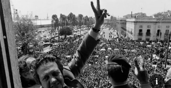 Mário Soares saludando a una multitud durante un evento conmemorativo.
