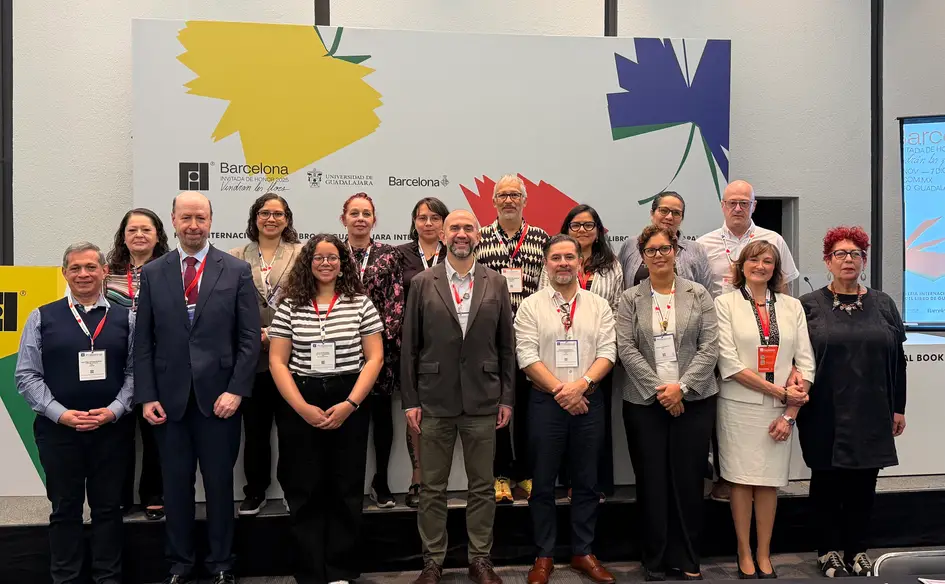 Grupo de personas en la Feria Internacional del Libro de Guadalajara