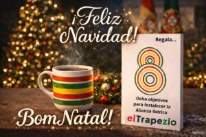 Taza de café con decoración navideña y mensaje de feliz navidad