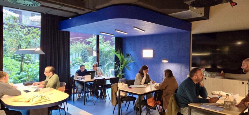 Reunión de productoras en un espacio moderno en Oporto