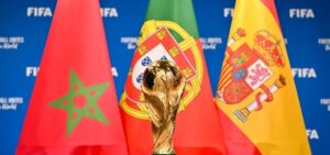 Banderas de Portugal, España y Marruecos con el trofeo de la FIFA.