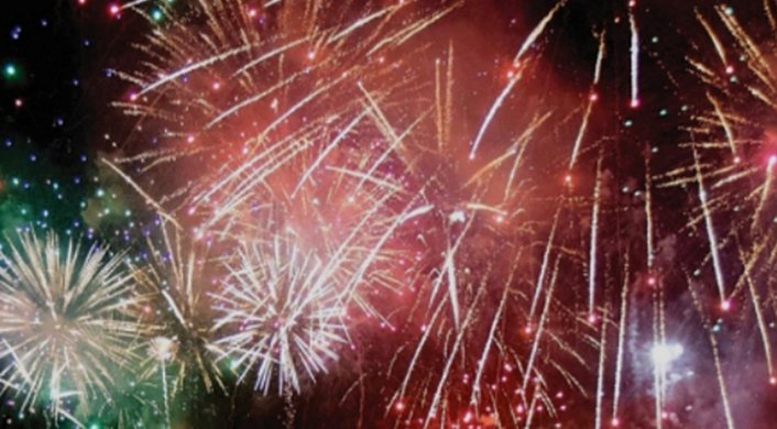 Fuegos de artificio iluminando el cielo durante la celebración de Año Nuevo