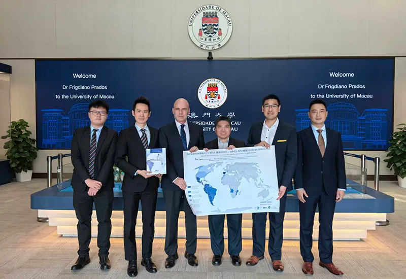 Reunión de FUNIBER en la Universidad de Macao con representantes académicos.