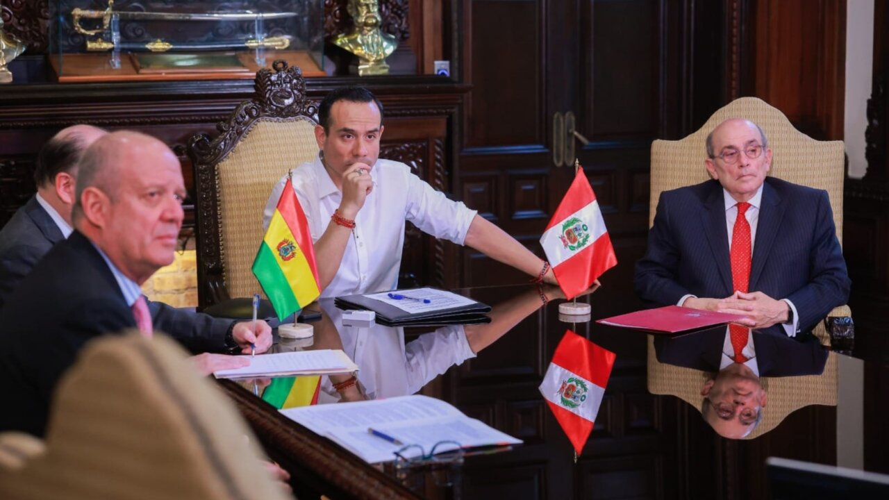 Reunión del Gabinete Binacional entre Perú y Bolivia con presidentes y cancilleres.