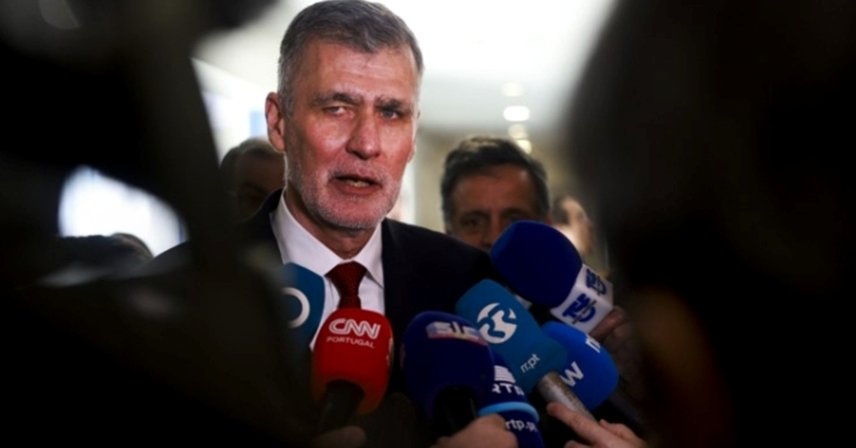 Henrique Gouveia e Melo hablando a los medios durante un debate presidencial