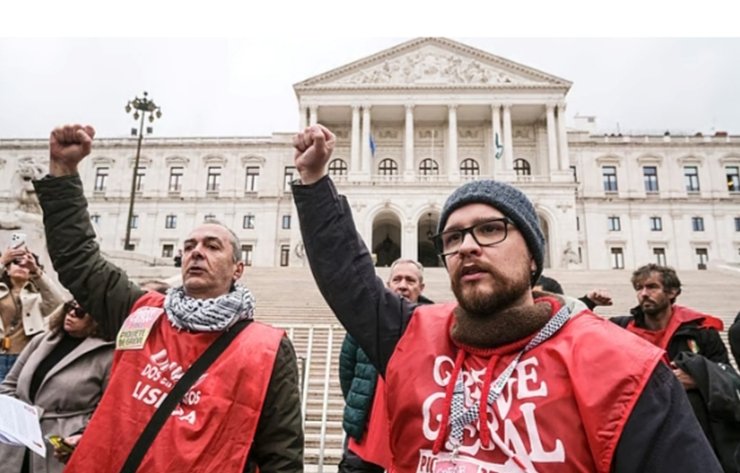 Manifestantes levantan el puño durante una huelga general en Portugal