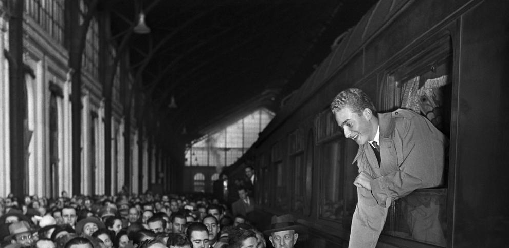Juan Carlos I en un tren durante su viaje de Lisboa a Madrid