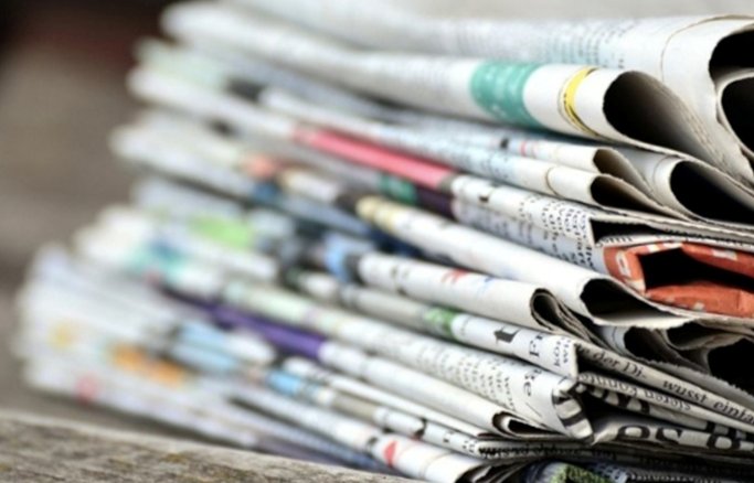 Pila de periódicos impresos en una mesa