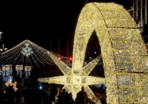 Decoraciones navideñas brillantes en Vigo durante la temporada festiva