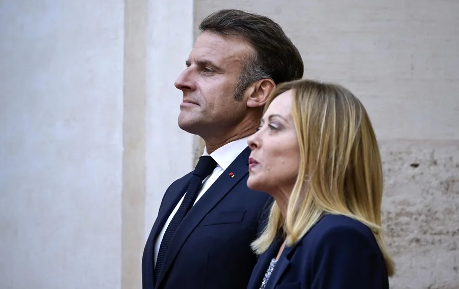Emmanuel Macron y Giorgia Meloni en un encuentro formal