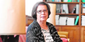 Manuela Mendonça, historiadora portuguesa, en su oficina rodeada de libros.