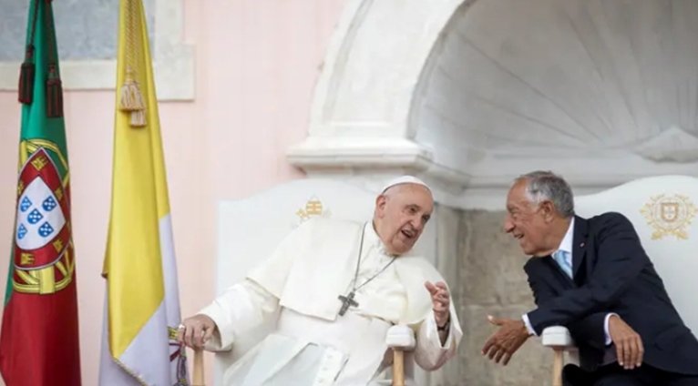 Papa Francisco conversando con el presidente de Portugal en Lisboa