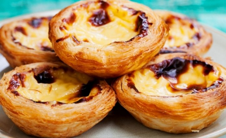 Deliciosos pasteles de nata recién horneados en un plato