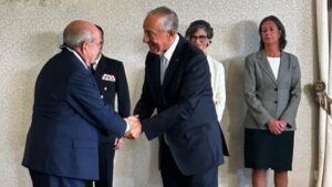 El presidente de Portugal condecora a José Luis Rodríguez en una ceremonia