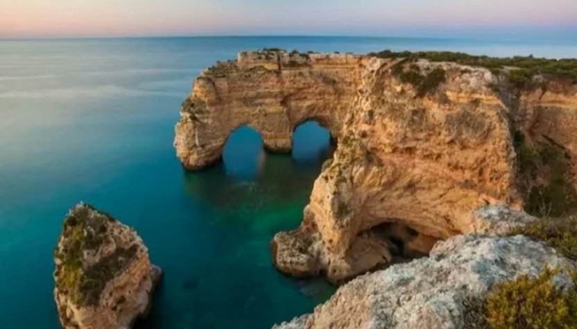 Vista panorámica de un acantilado en Portugal con mar azul