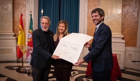 Luis Pastor recibiendo el Premio Luso-Español de Arte y Cultura en Lisboa