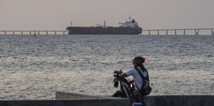 Vista de un puente en Venezuela con un barco en el mar