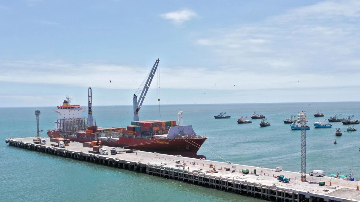 Vista del puerto de Ilo en Perú con un barco de carga y contenedores