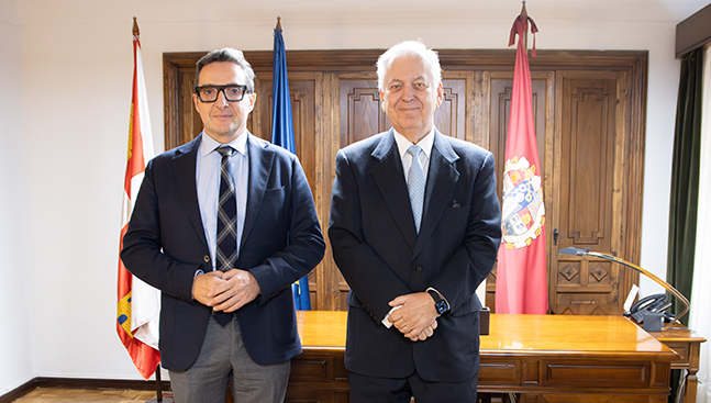 El rector de la Universidad de Salamanca y el embajador de Brasil en España posando juntos.
