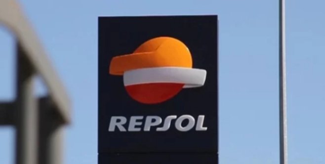 Logotipo de Repsol con colores naranja y blanco en fondo azul.