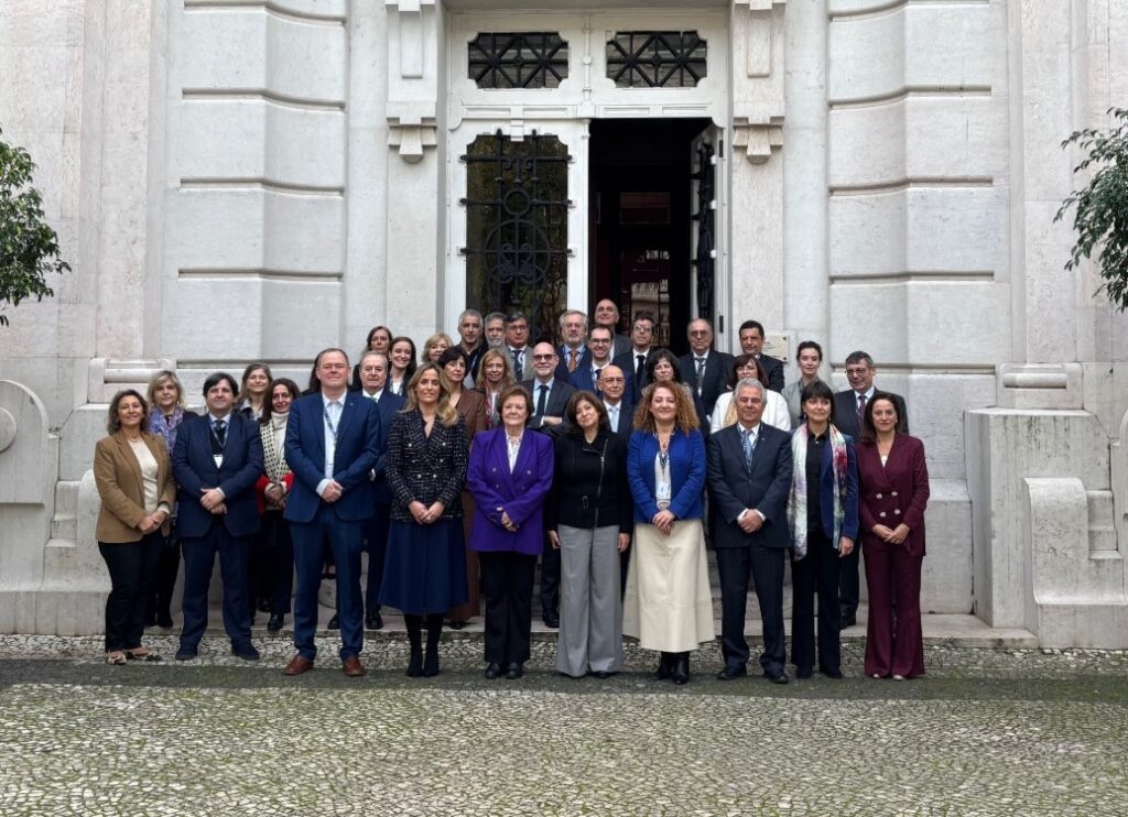 Grupo de personas reunidas en Lisboa para cooperación entre tribunales de cuentas