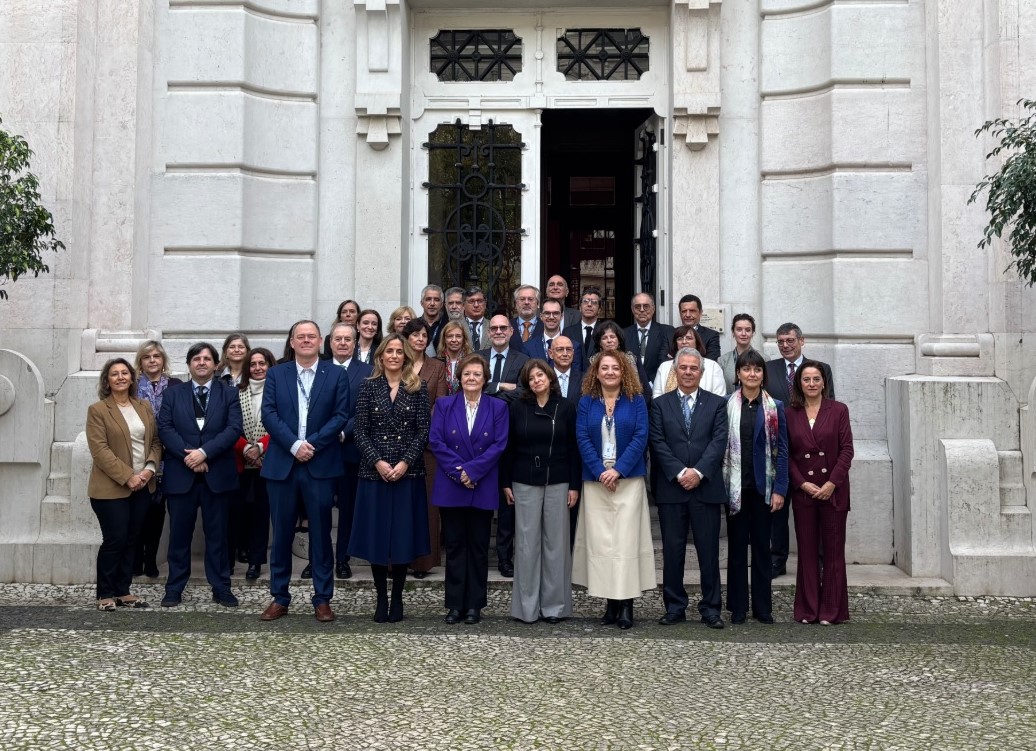 Grupo de personas reunidas en Lisboa para cooperación entre tribunales de cuentas