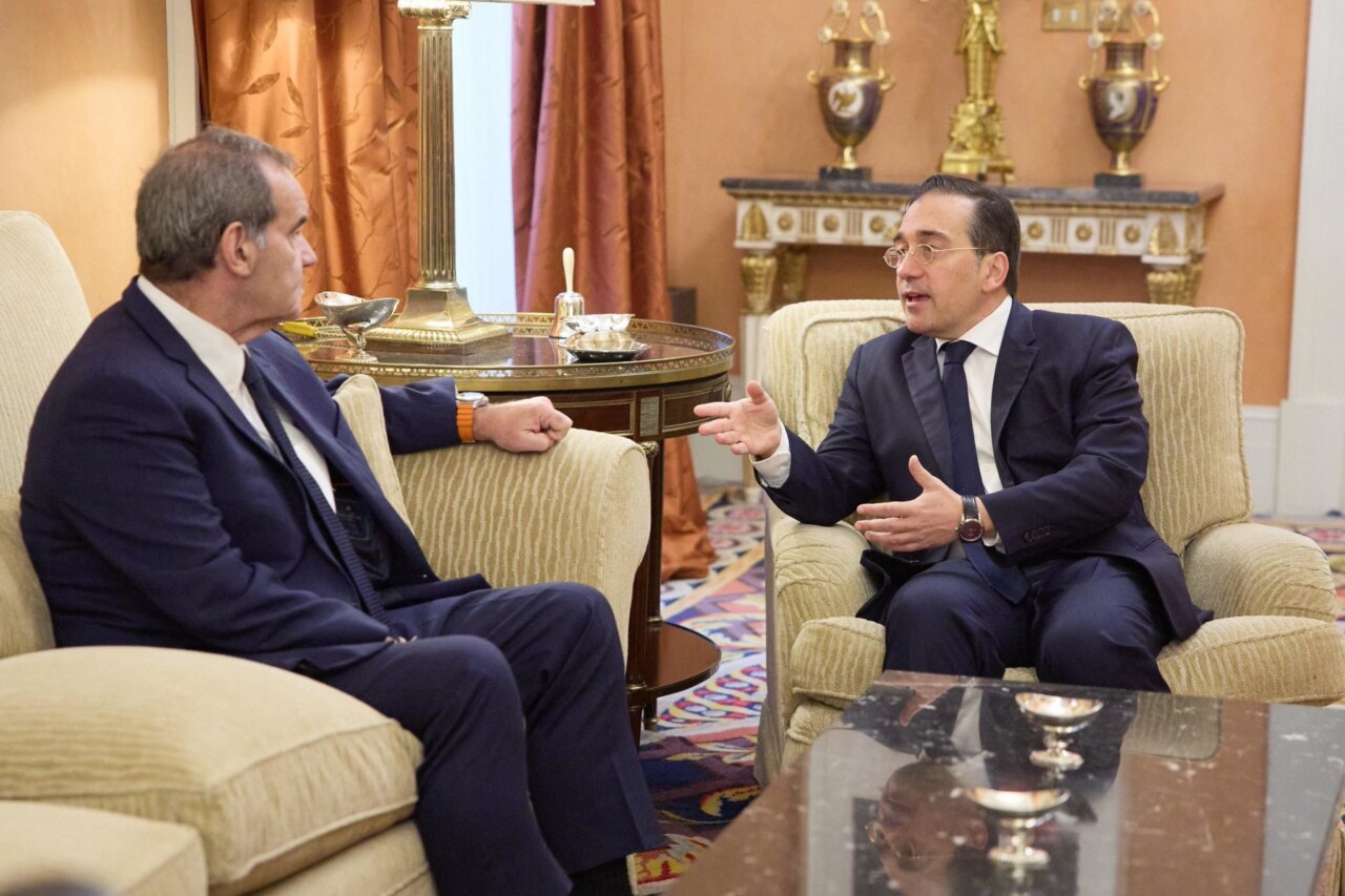 Andrés Allamand y José Manuel Albares conversando en un encuentro oficial