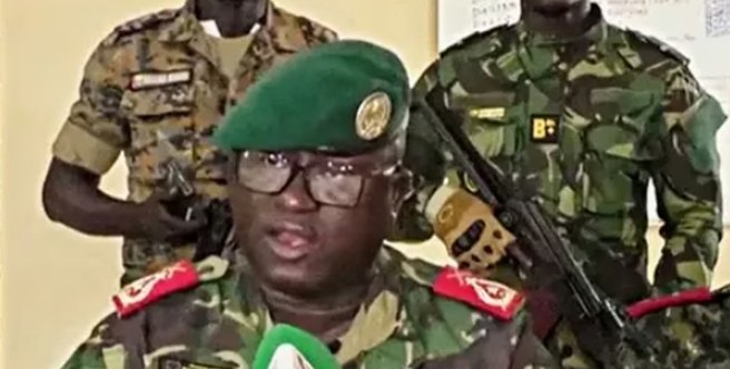 Militar hablando sobre la situación en Guinea-Bissau tras el golpe de estado.
