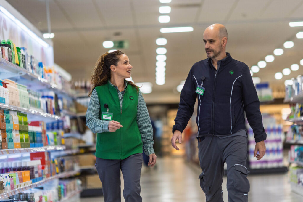 Dos trabajadores de Mercadona conversando en un supermercado