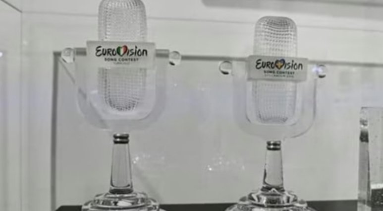 Trofeos de cristal del Festival de Eurovisión en exhibición.