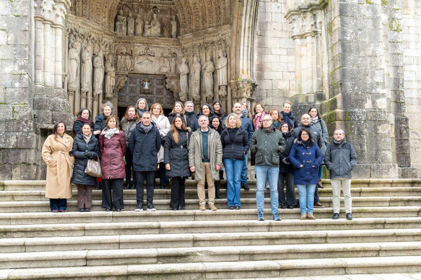 Grupo de personas en la Catedral de Tui durante evaluación de cooperación