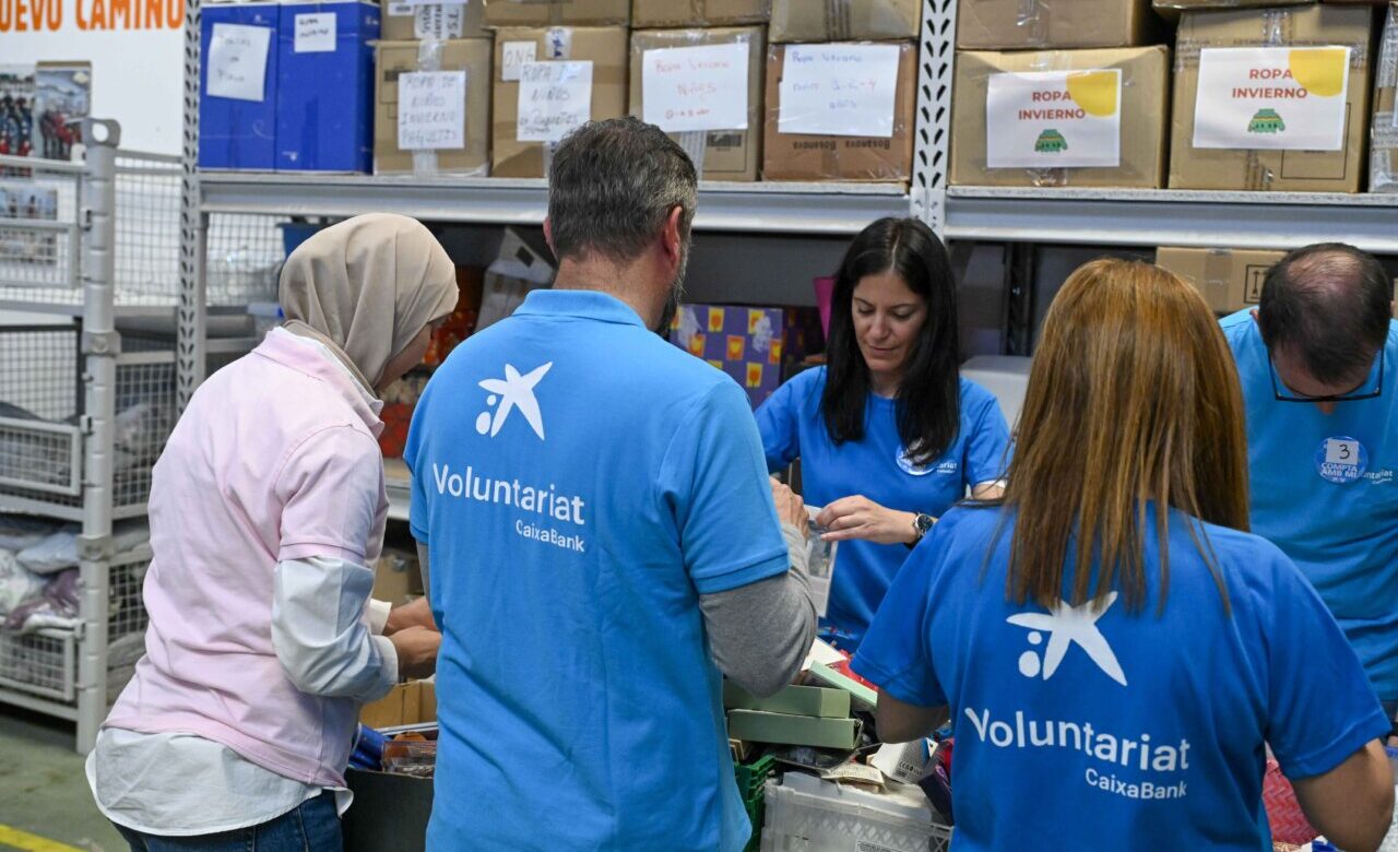Voluntarios de CaixaBank organizando actividades sociales en Barcelona