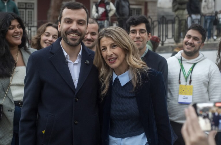 Yolanda Díaz y un compañero en un evento político en Lisboa