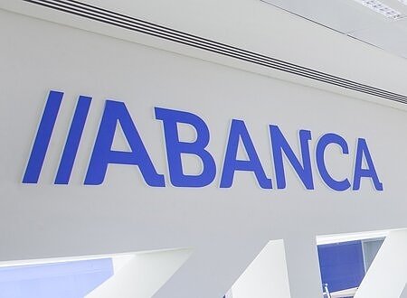 Logo de ABANCA en una oficina bancaria moderna