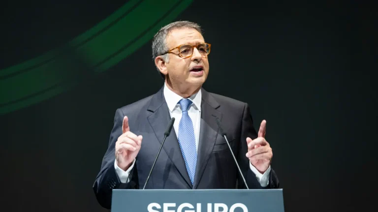 António José Seguro hablando durante un evento de campaña presidencial en Portugal.