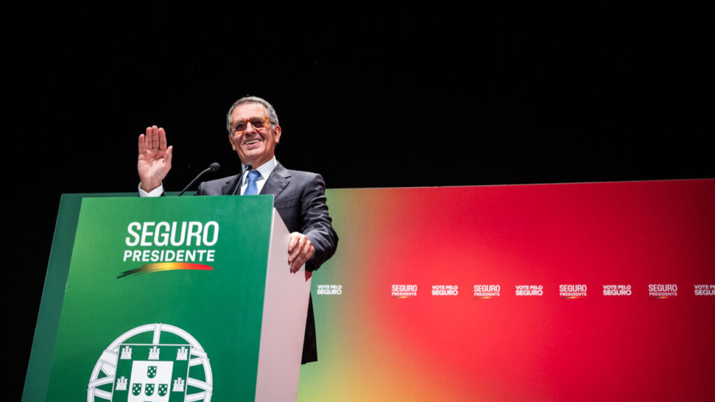 António José Seguro en evento de campaña presidencial levantando la mano