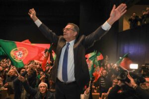 António José Seguro durante su discurso en Caldas da Rainha con banderas portuguesas