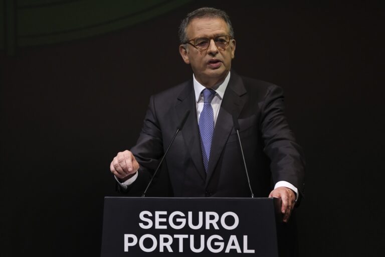 António José Seguro dando un discurso sobre las elecciones en Portugal