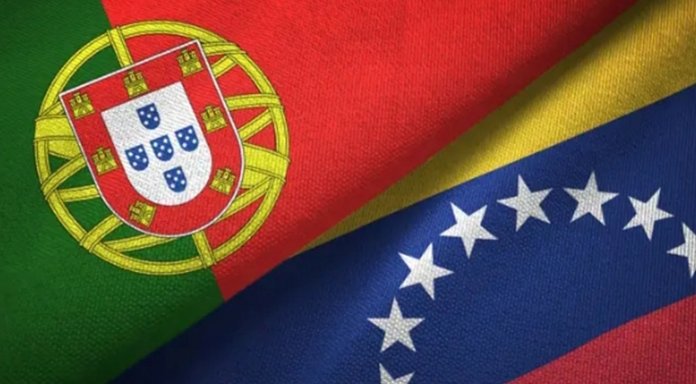 Bandeiras de Portugal e Venezuela entrelaçadas simbolizando lazos culturais.