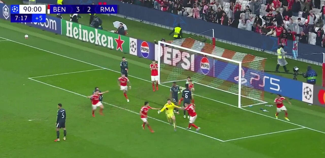 Momento del partido entre Benfica y Real Madrid en el estadio da Luz.