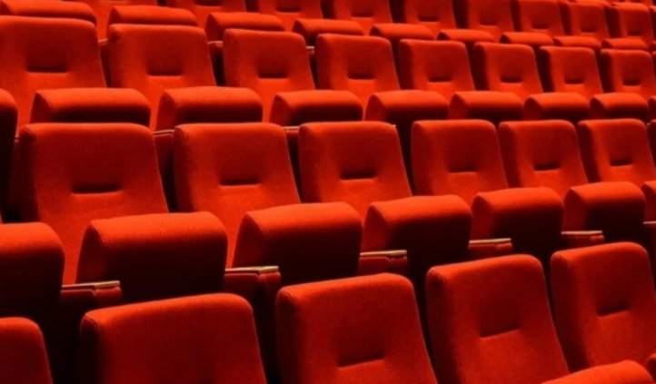 Filas de butacas rojas en un cine para el festival de Huesca