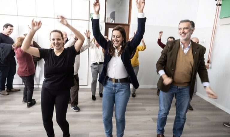 Grupo de personas celebrando en un evento de campaña electoral en Portugal.