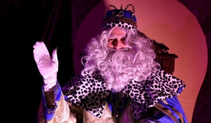 Rey Mago saludando durante la Cavalgata Internacional en Valença