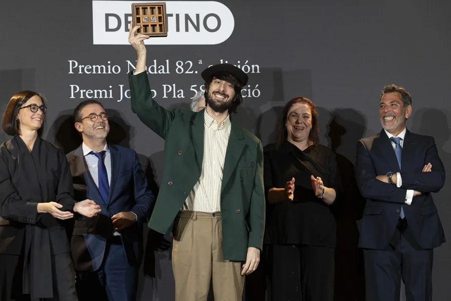 David Uclés sosteniendo el premio Nadal en una ceremonia literaria