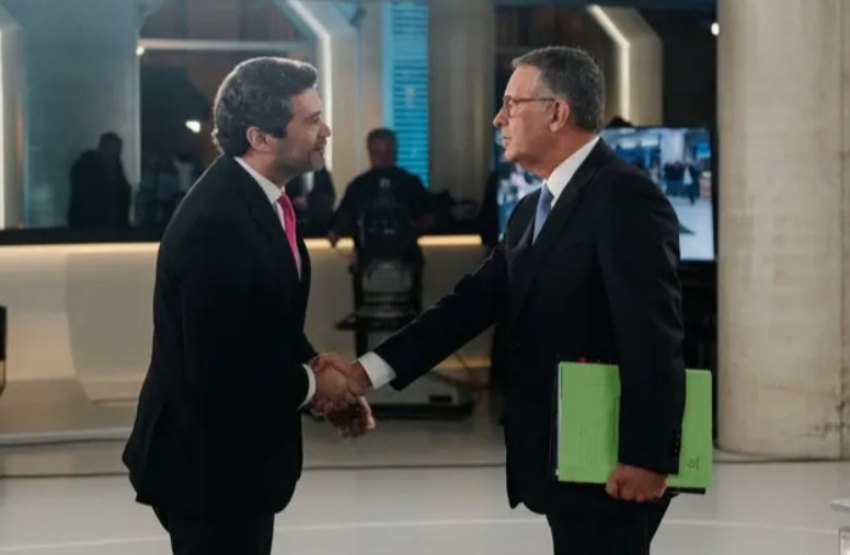 António José Seguro y André Ventura estrechando manos en un debate político