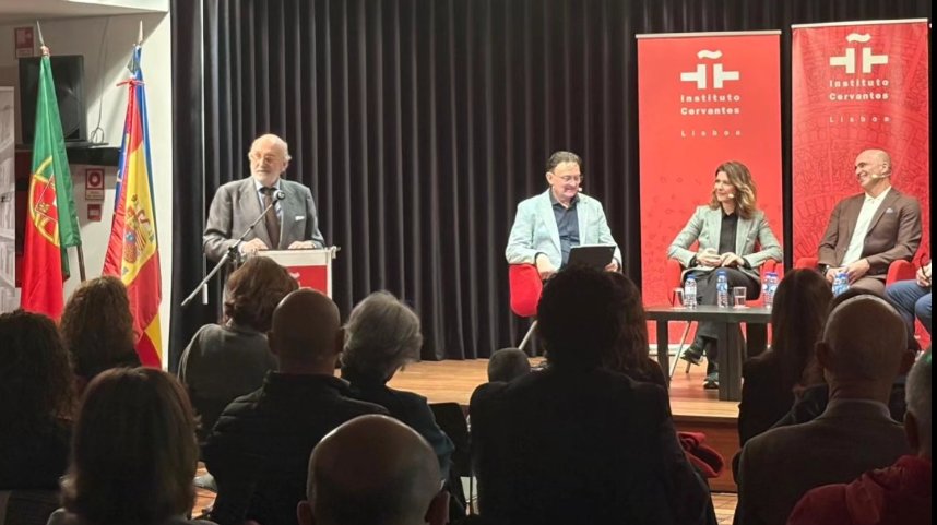 Roberto Martínez hablando en el Instituto Cervantes de Lisboa